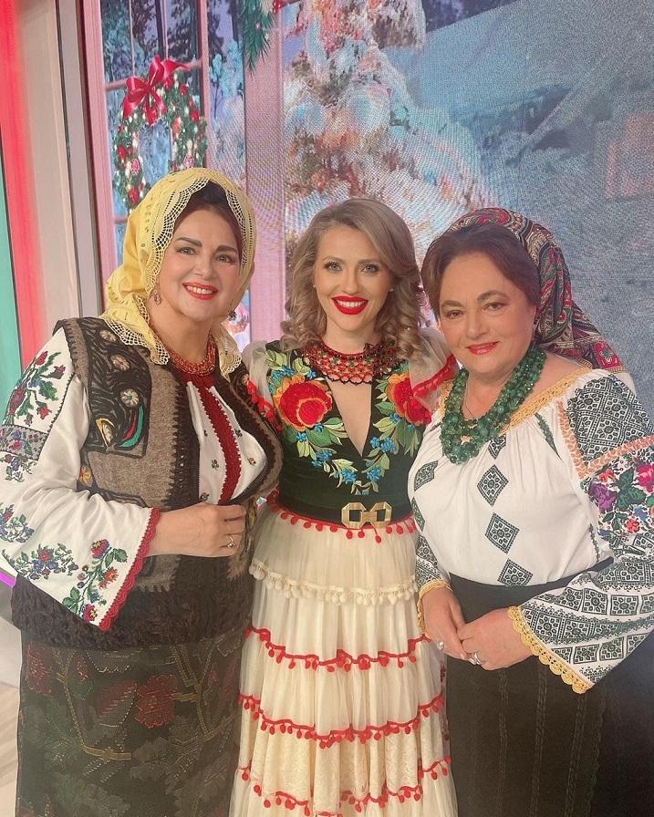 mariana ionescu capitanescu in costum popular, mirela vaida si laura lavric, in costum popular, la revelion 2023