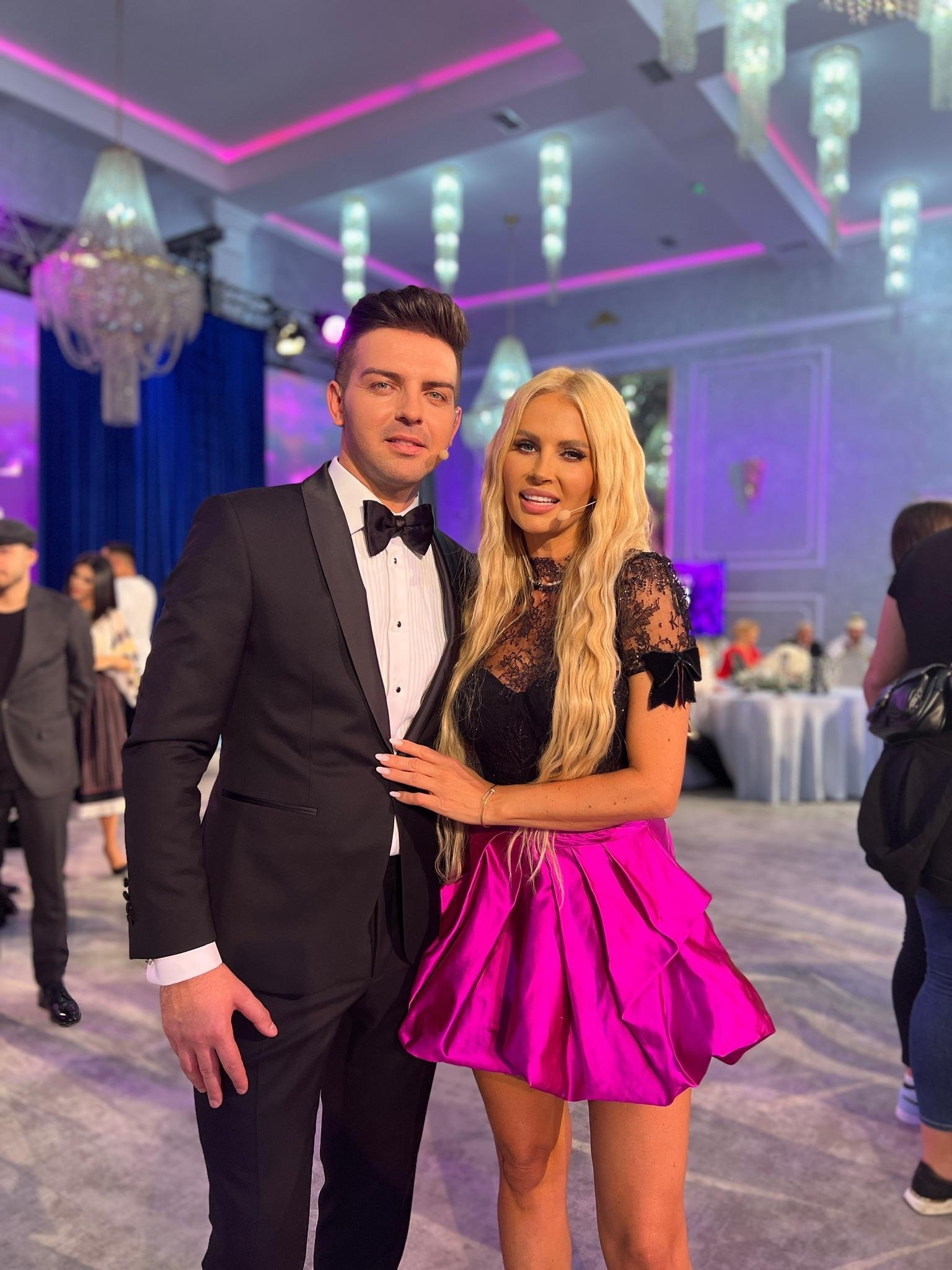 andreea banica in rochie roz scurta si grigore gherman in costum, la revelionul 2023 de la Antena stars