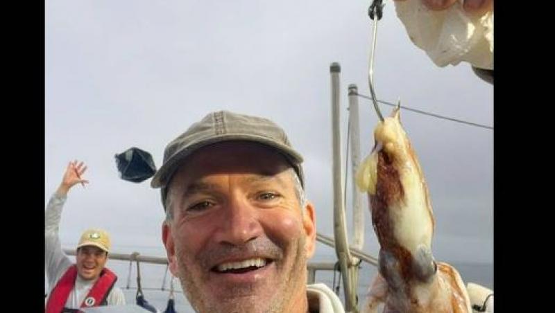 FOTO | Unui marinar nu i-a venit să creadă ce i-a făcut peștele capturat. L-a prins, dar s-a trezit cu o altă creatură pe punte