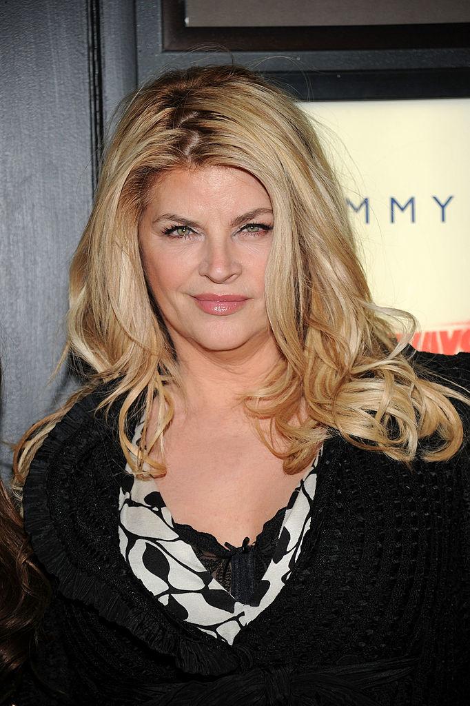 imagine cu Kirstie Alley imbracata in negru