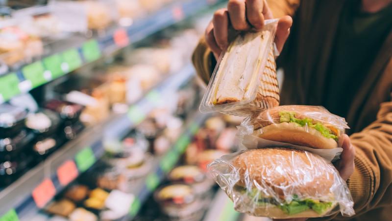 O femeie și-a cumpărat un sandviș din supermarket, dar când l-a deschis s-a speriat. Peste ce a putut să dea