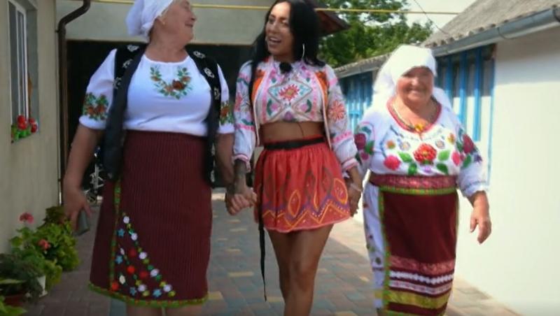 Cântăreața Ruby a făcut parada modei în haine de copii realizate de acele femei la Poftiți pe la noi: Poftiți la târg