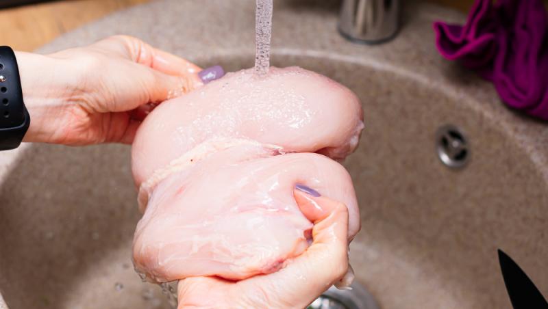 Ce se spune despre obiceiul de a spăla carnea înainte de a o găti. Răspunsul oferit de experți