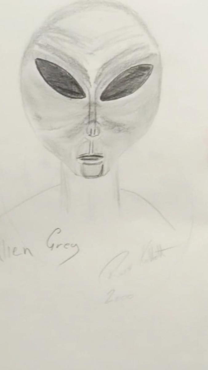un desen în creion care ilustrează chipul unui extraterestru