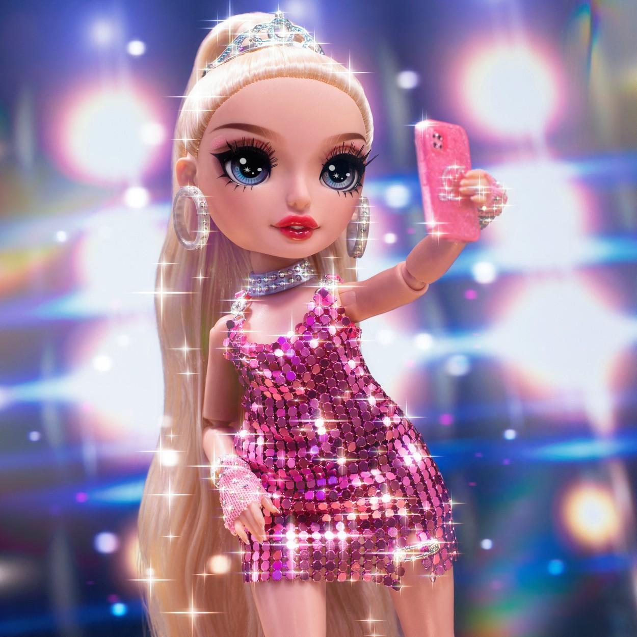 Varianta în miniatură a lui Paris Hilton, îmbrăcată într-o ținută roz cu paiete