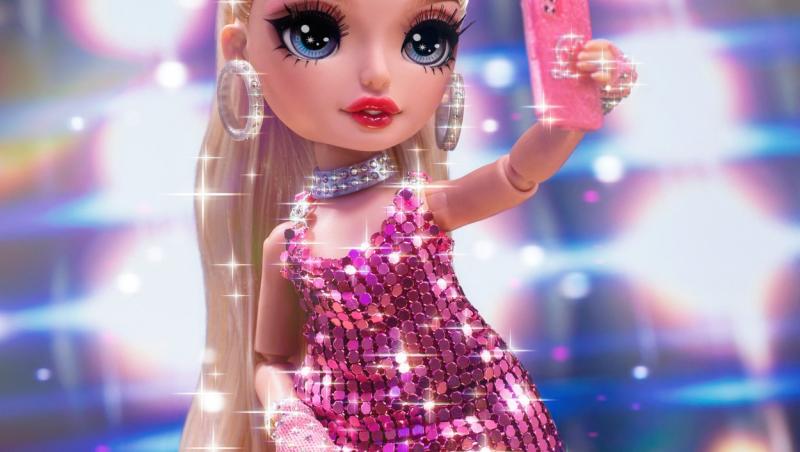 Varianta în miniatură a lui Paris Hilton, îmbrăcată într-o ținută roz cu paiete