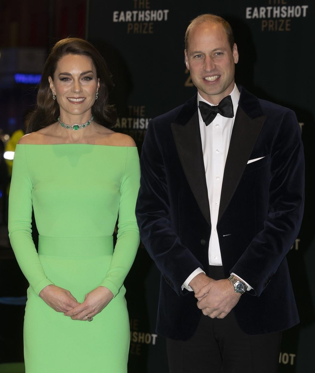 Kate Middleton, îmbrăcată cu o ținută verde, alături de soțul ei, prințul William