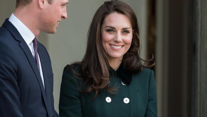 Kate Middleton, în centrul atenției cu o rochie de milioane. Cât a costat ținuta asortată cu cea mai prețioasă bijuterie regală