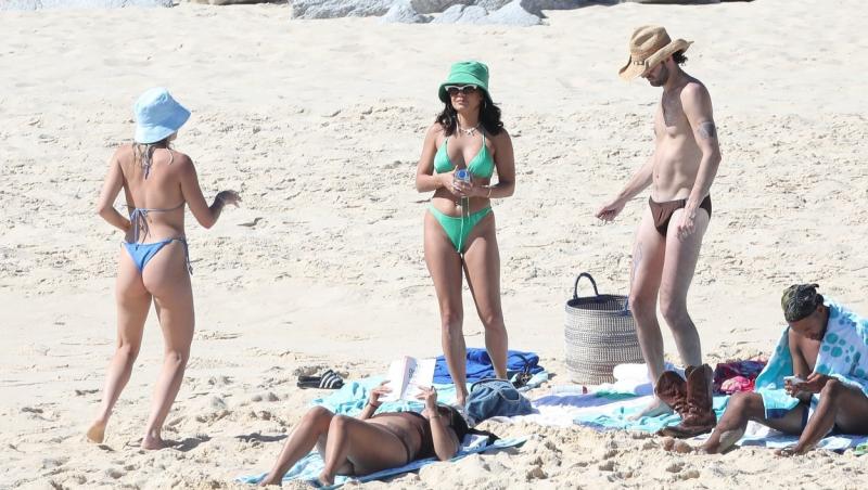 Vanessa Hudgens, vedeta din filmele pentru copii, și-a etalat formele într-un costum de baie sexy la plajă. Cum arată