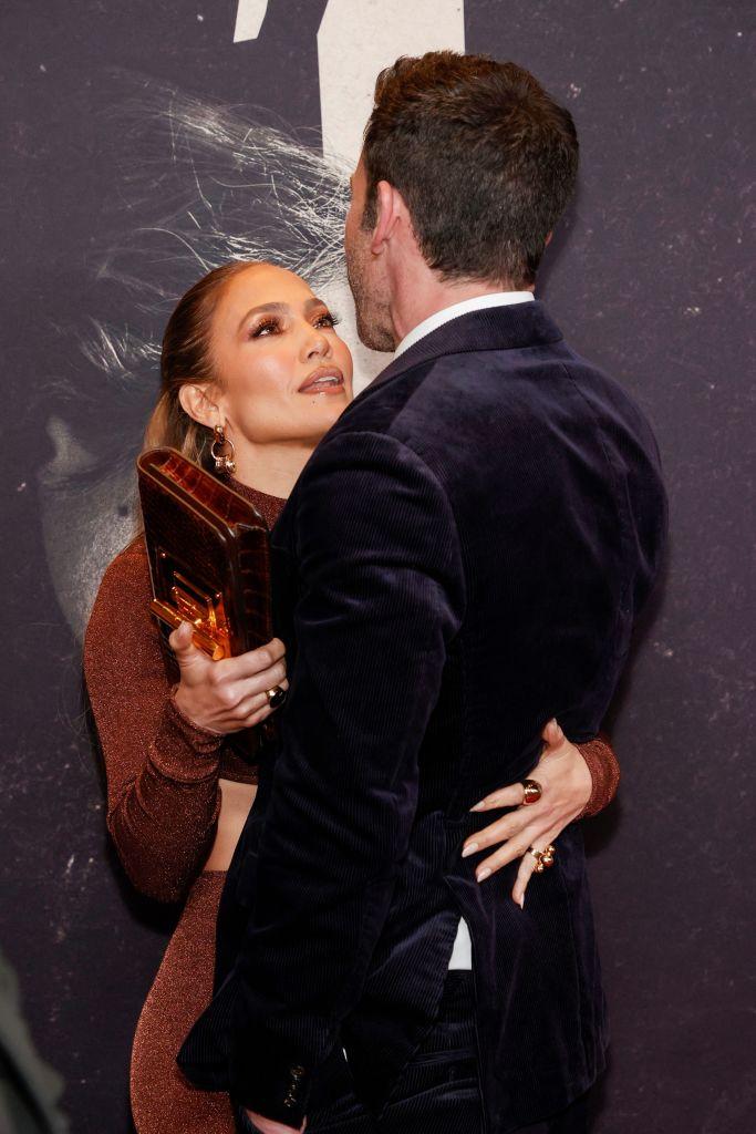 jennifer-lopez-ben-affleck-se-îmbrățișează