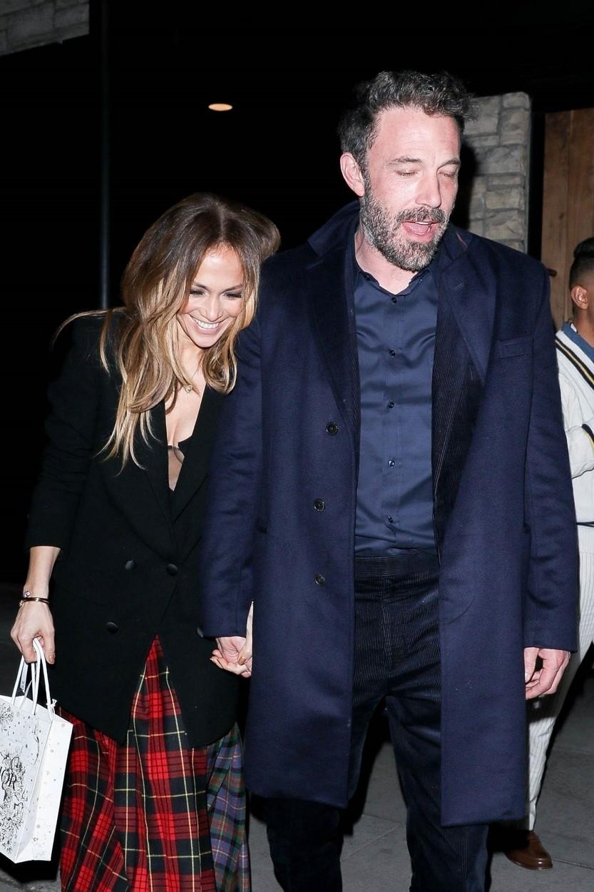 jennifer-lopez-ben-affleck-se-tin-de-mână-și-râd