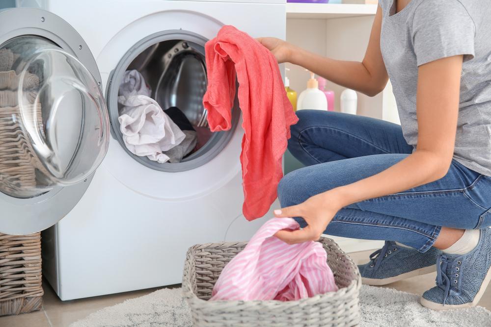 Sparkle Status Father De ce hainele sunt aspre după ce le cureți la mașina de spălat. Greșelile  care afectează materialul hainelor și lenjeriilor | Antena 1