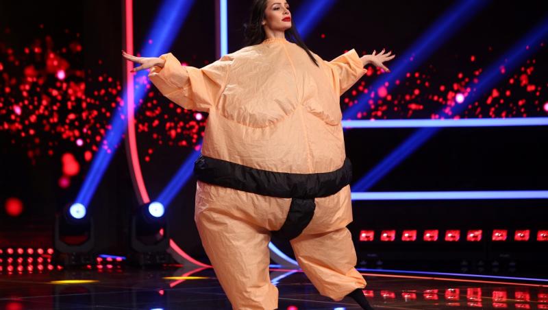 iUmor sezonul 12, 11 februarie 2022. Ana Maria Tiron a făcut un dans senzual într-un costum de sumo gonflabil
