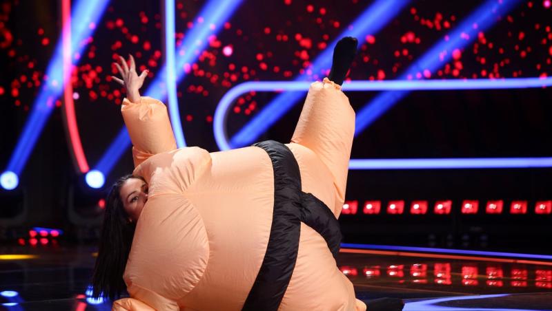 iUmor sezonul 12, 11 februarie 2022. Ana Maria Tiron a făcut un dans senzual într-un costum de sumo gonflabil