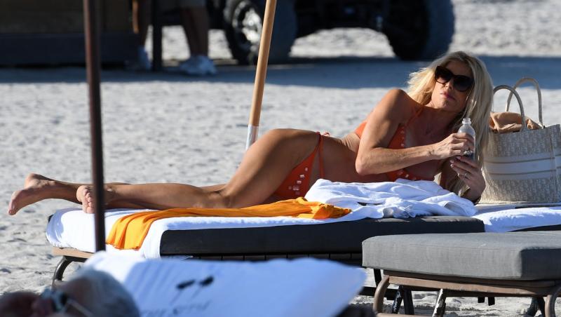 Victoria Silvstedt are 47 de ani și creează rumoare pe oriunde apare. Cum arată vedeta Playboy într-un costum de baie provocator