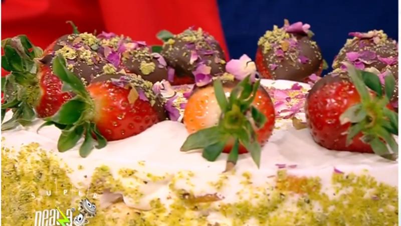 Tort diplomat decorat cu căpșuni trase în ciocolată