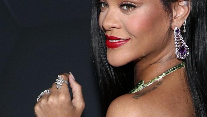 Rihanna și-a etalat burtica de gravidă la o petrecere Fenty