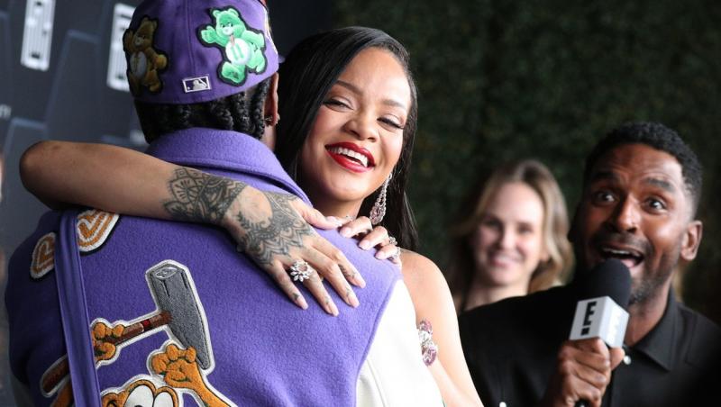 Rihanna și-a etalat burtica de gravidă la o petrecere Fenty