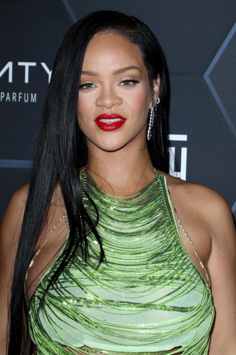 Rihanna și-a etalat burtica de gravidă la o petrecere în Los Angeles. Ținuta care i-a lăsat totul la vedere