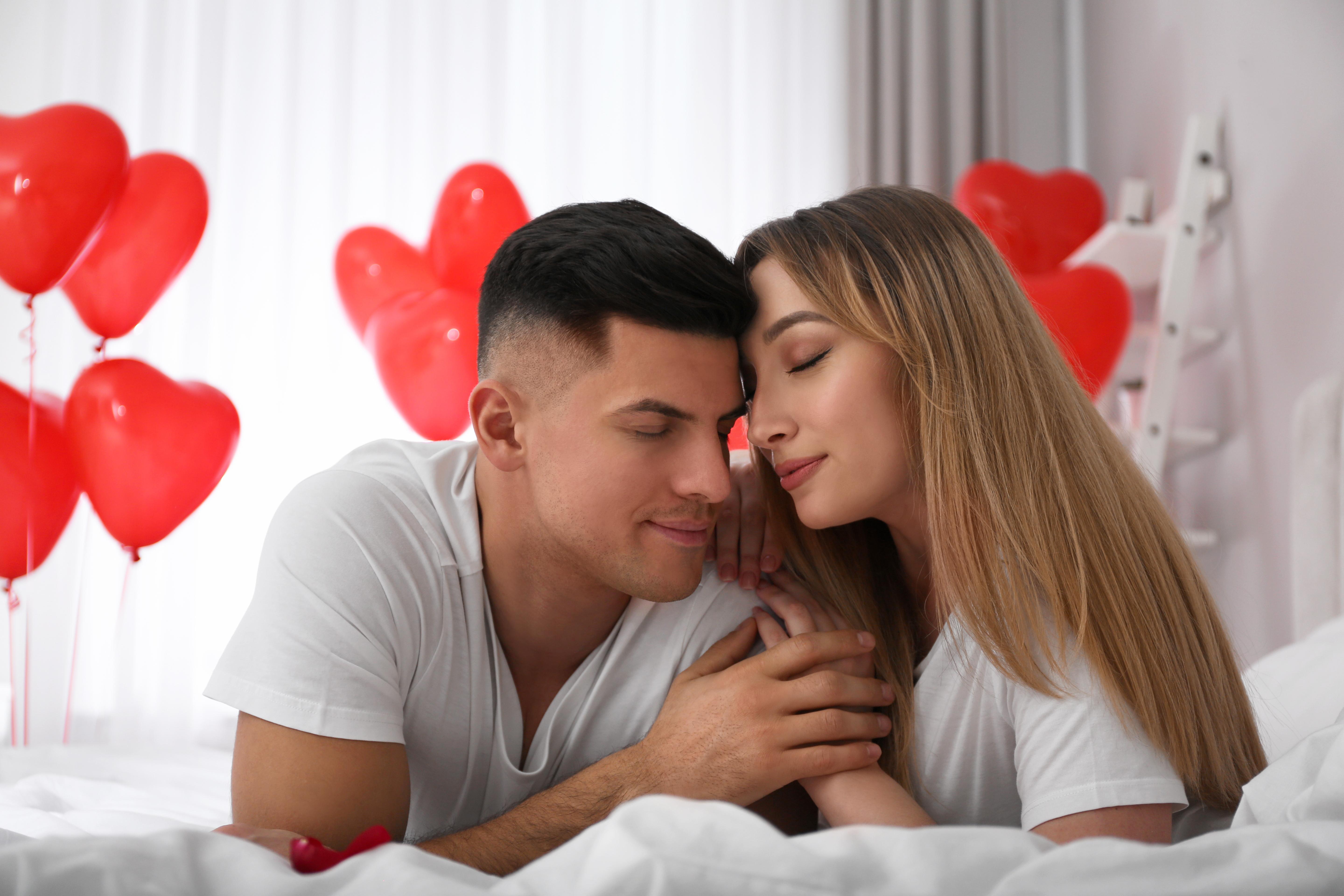 cuplu care sta imbratisat si sarbatoreste 14 februarie dupa ce si-au trimis mesaje de dragoste de valentine's day