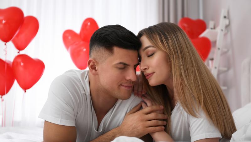 cuplu care sta imbratisat si sarbatoreste 14 februarie dupa ce si-au trimis mesaje de dragoste de valentine's day