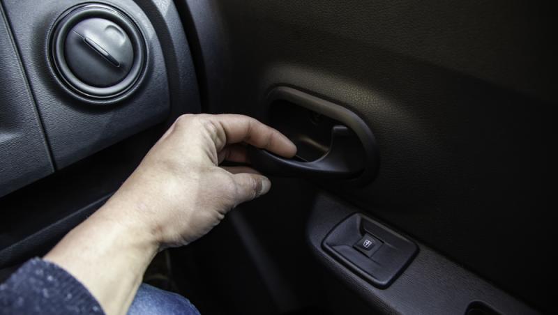 De ce șoferii trebuie să deschidă ușa mașinii cu mâna dreaptă, atunci când vor să coboare. Explicația pe care puțini o știu
