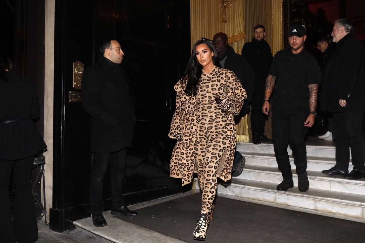 kim kardashian imbracata intr-o haina cu animal print