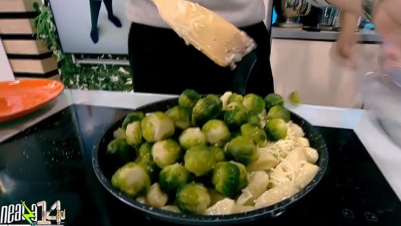 Gnocchi de casă cu sos de brânzeturi și varză de Bruxelles, pe plita încinsă