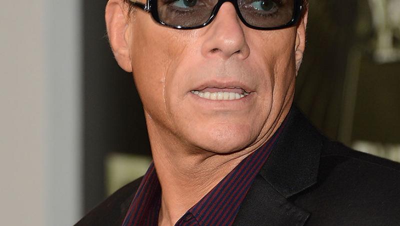 Jean-Claude-Van-Damme-ochelari-sacou-negru-cămașă-vișinie