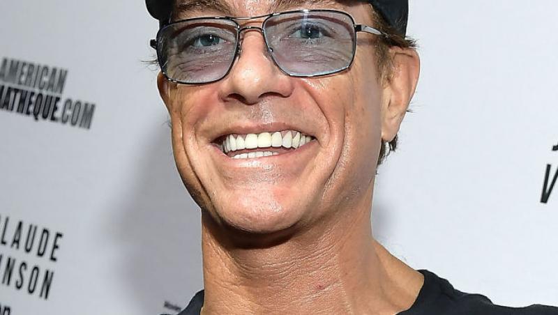 Jean-Claude-Van-Damme-șapcă-tricou-negru-zâmbește