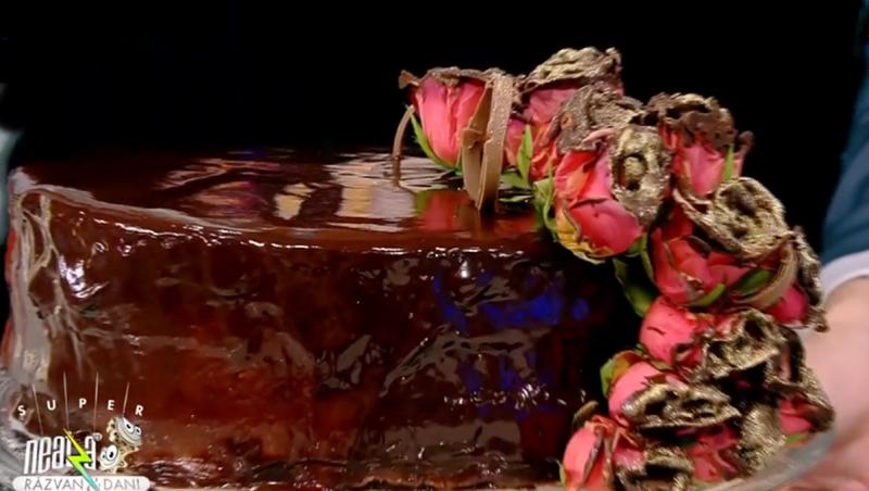 Tort cu ciocolată și vișine din vișinată decorat cu trandafiri