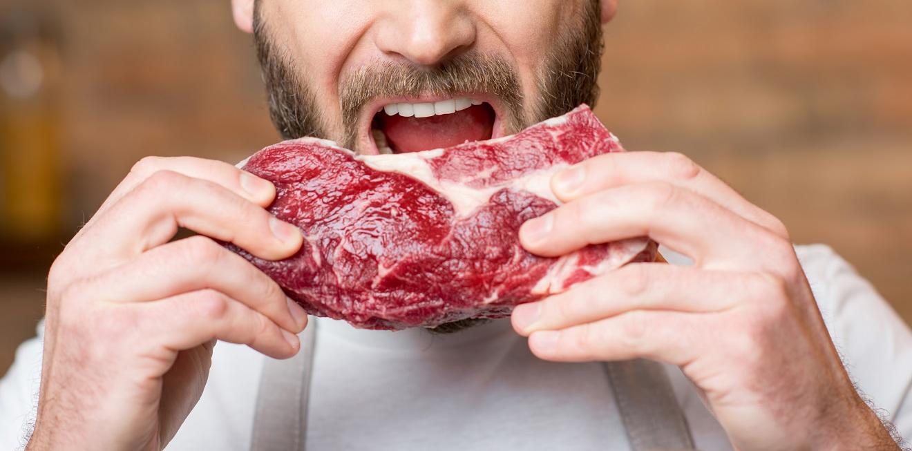 barbat mancand carne cruda