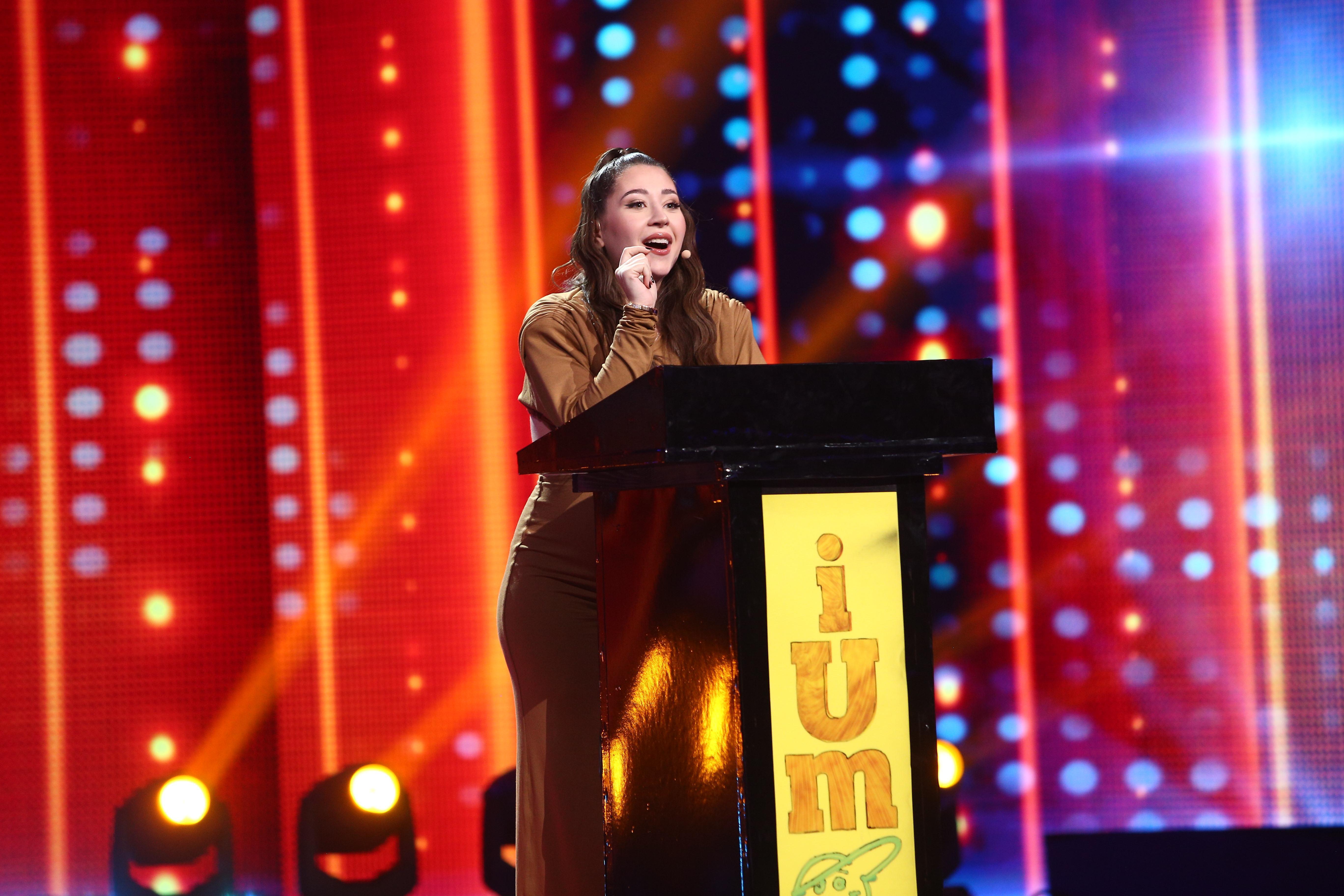 nicole-cherry-scena-iumor-vorbește-la-microfon