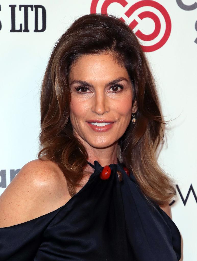 cindy-crawford-rochie-neagră-zâmbește