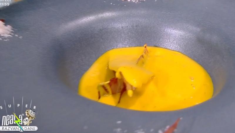 Porție de supă cremă de morcovi cu lapte de cocos într-o farfurie adâncă, de culoare albastră