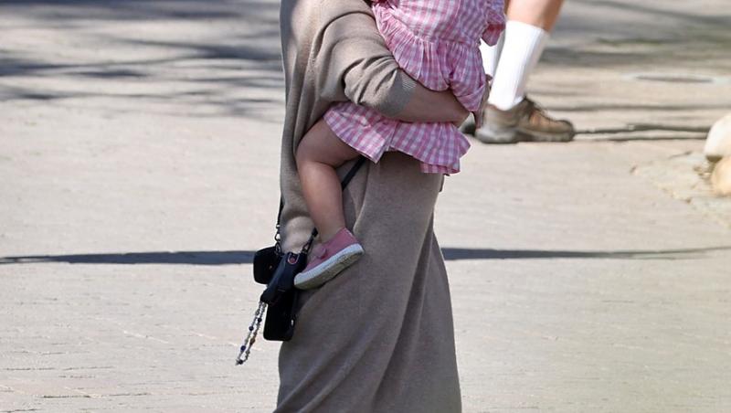 katy-perry-își-ține-în-brațe-fiica-și-e-îmbăcată-într-o-rochie-lungă