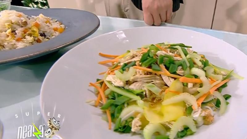 Salată de crudități cu pui într-o farfurie albă, gata de servit