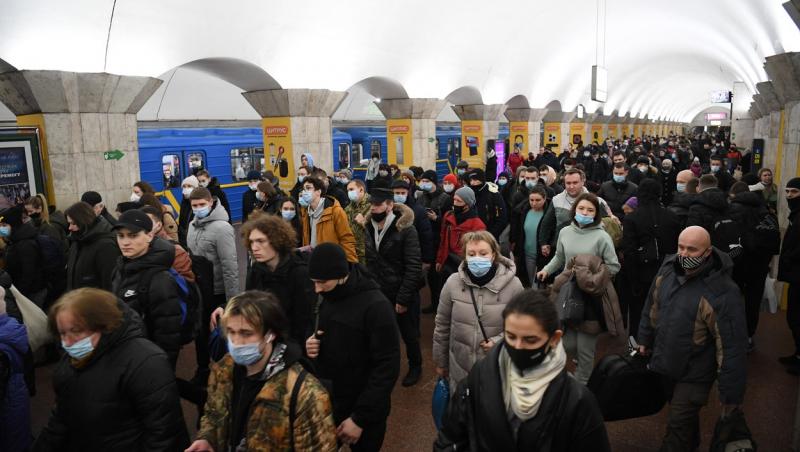 oameni si copii care se pregatesc sa paraseasca ucraina dupa ce a fost atacata de rusia