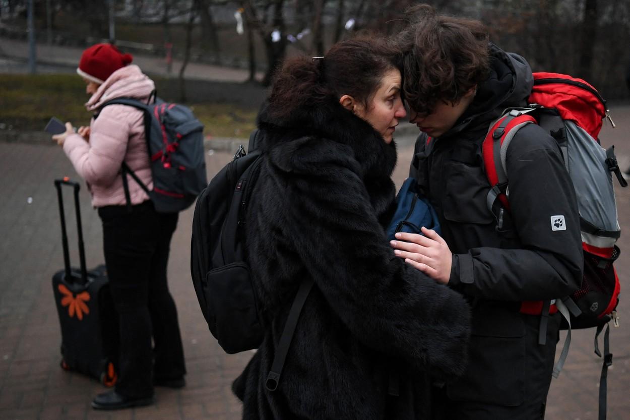 cuplu care se strange in brate pe strada in ucraina dupa ce a inceput razboiul