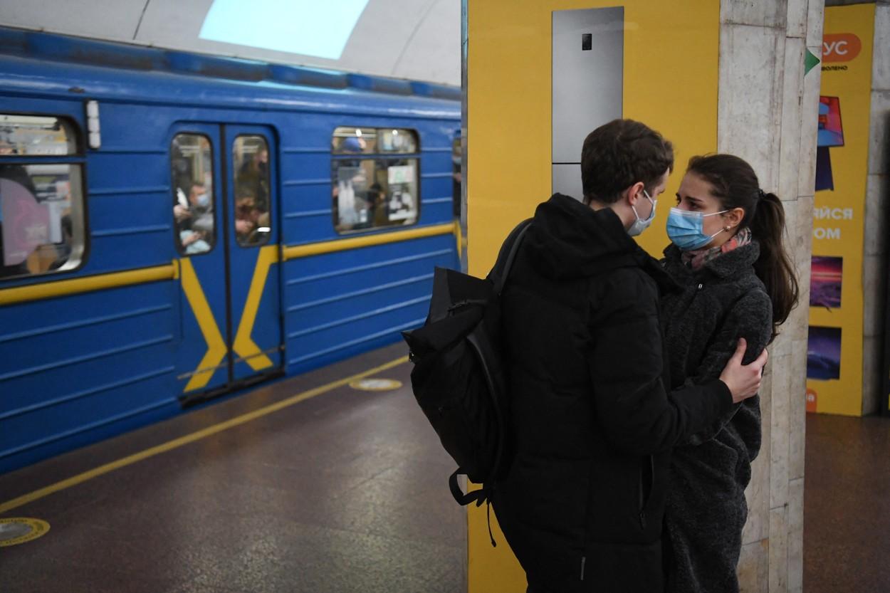 cuplu in statia de metrou dupa ce rusia a atacat ucraina