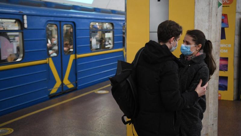 cuplu in statia de metrou dupa ce rusia a atacat ucraina
