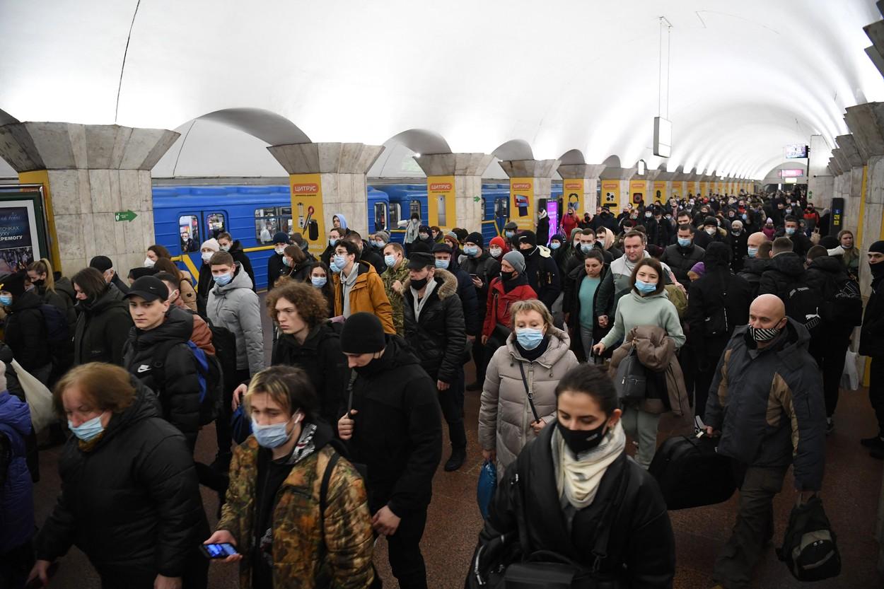 multime de oameni in kiev care parasesc tara cu bagaje si familii