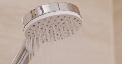 O femeie a vrut să facă baie, dar a observat ceva straniu ieșind din para de duș! Peste ce a putut să dea