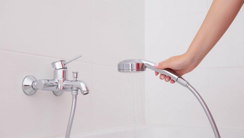 O femeie a vrut să facă baie, dar a observat ceva straniu ieșind din para de duș! Peste ce a putut să dea
