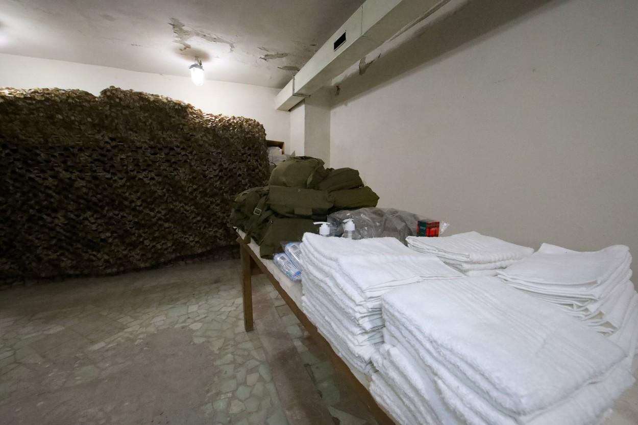 o masa cu paturi si prosoape dintr-un buncar ucrainean