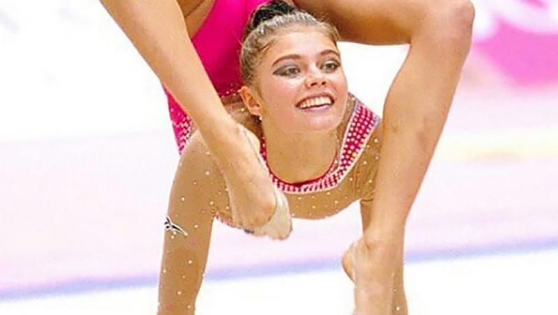 alina kabaeva imbracata intr-un costum roz de gimnastica