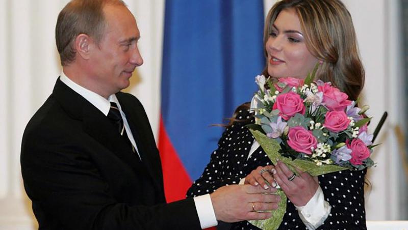 Zvonurile despre relația Alinei Kabaeva cu Vladimir Putin s-au răspândit în iunie 2013, când Putin a divorțat de soția sa, Lyudmila Putina, fostă însoțitoare de bord și mamă celor două fiice ale sale.