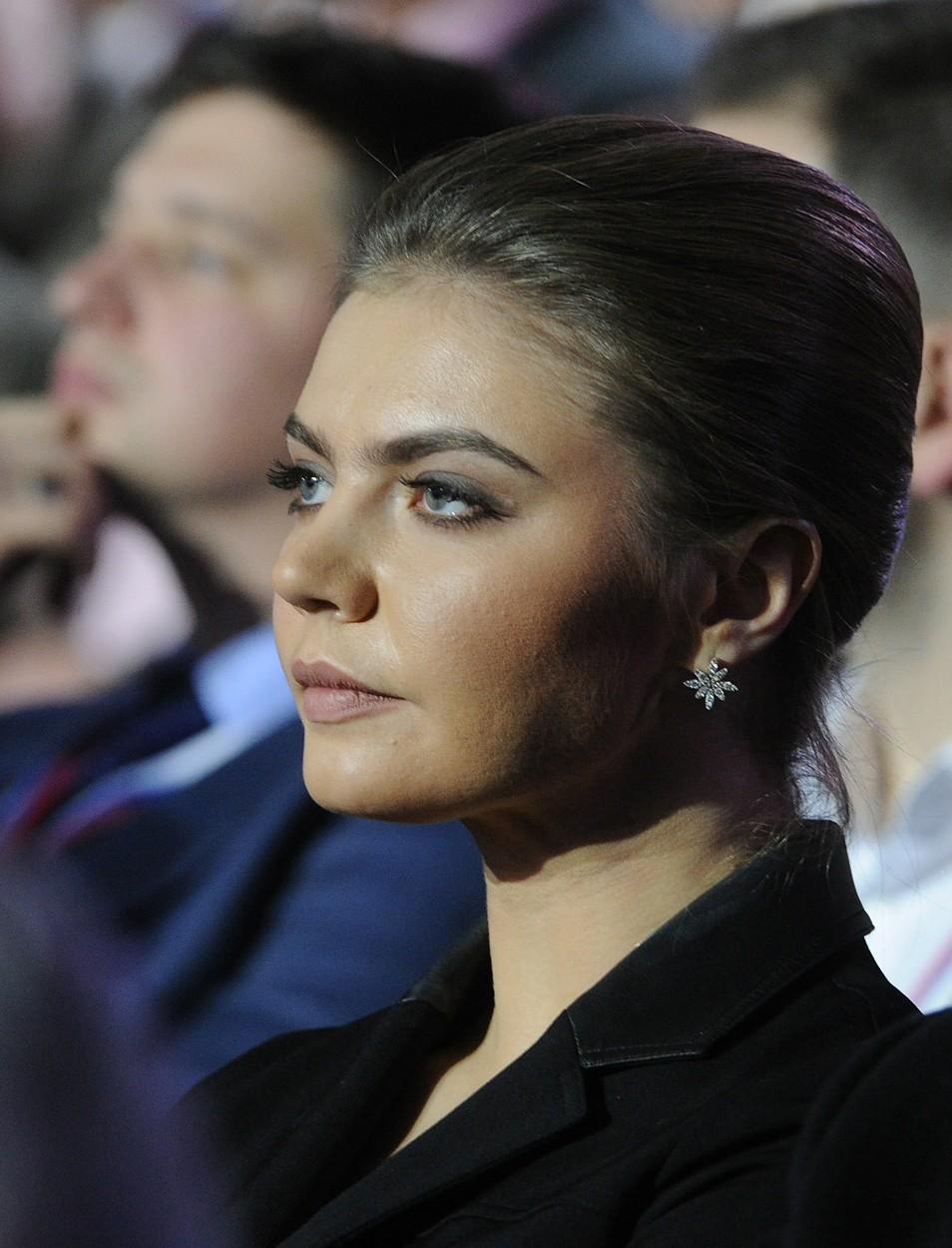 alina kabaeva imbracata in negru in timp ce e pozata din profil