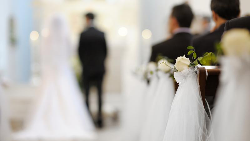 fotografie cu un cuplu care se casatoreste, rochii si aranjamnente albe