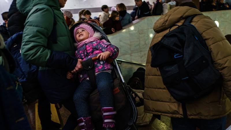 Imagini sfâșietoare cu un tată care se desparte de la fetița lui, înainte ca micuța să plece din Ucraina devastată de război